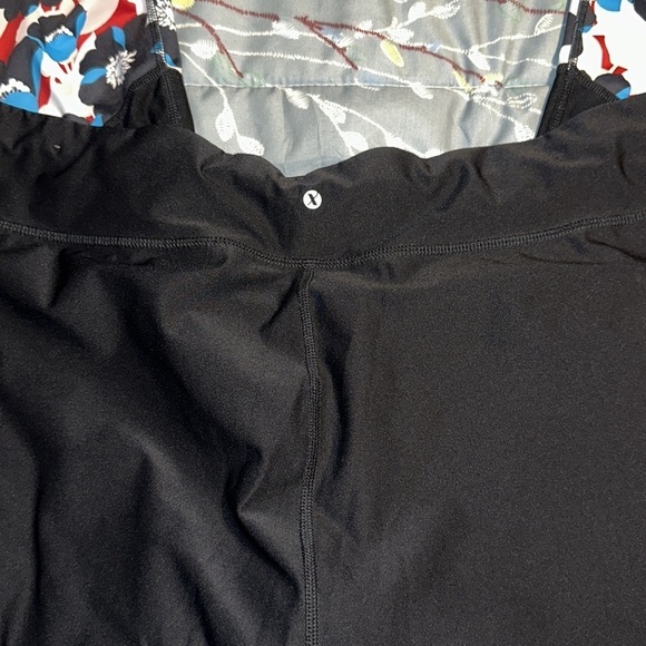 #452 XERSION- Black Floral Performance Capris Size: 3X - Picture 4 of 4